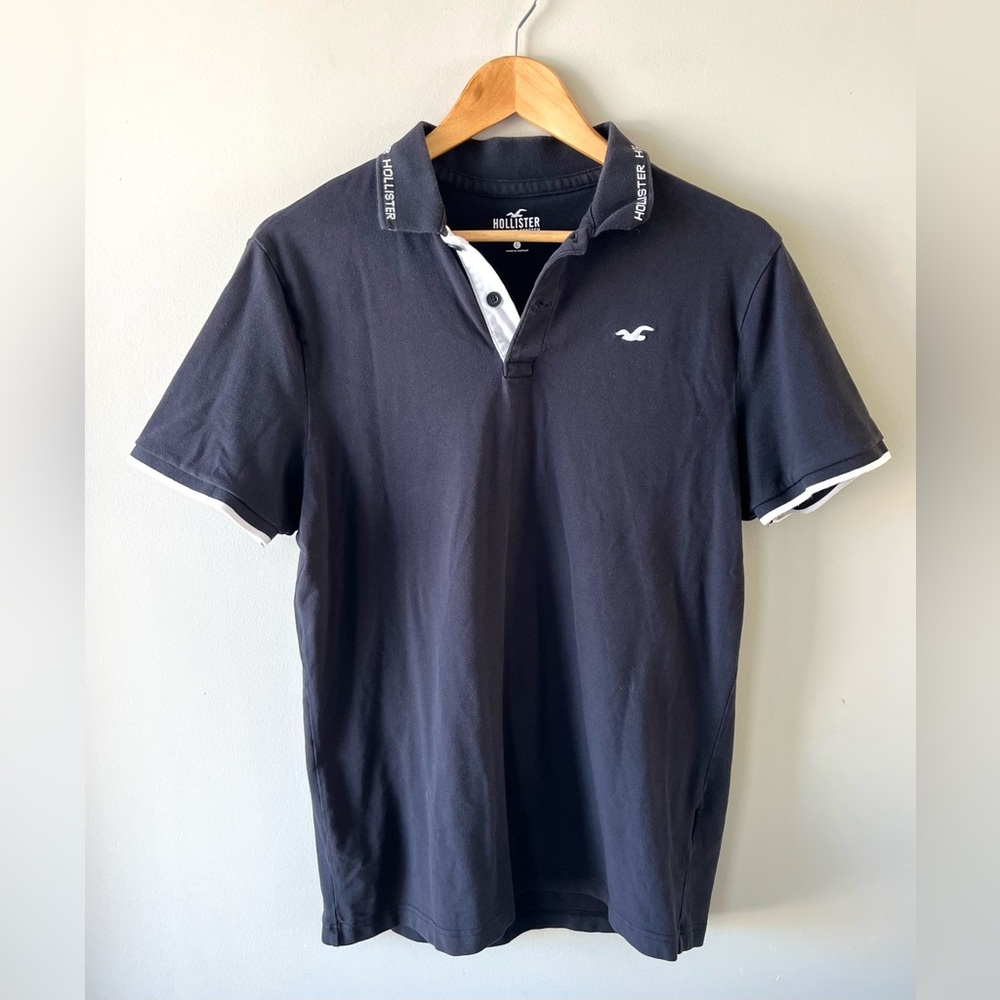 Hollister Men’s Black Polo with White Trim Size Large Spell Out Collar - Y2K